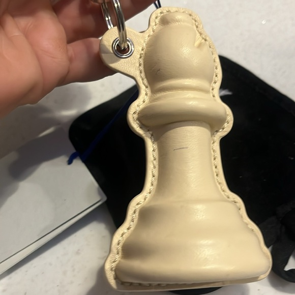 New Burberry Cream Chess Piece large Keychain - Picture 1 of 13